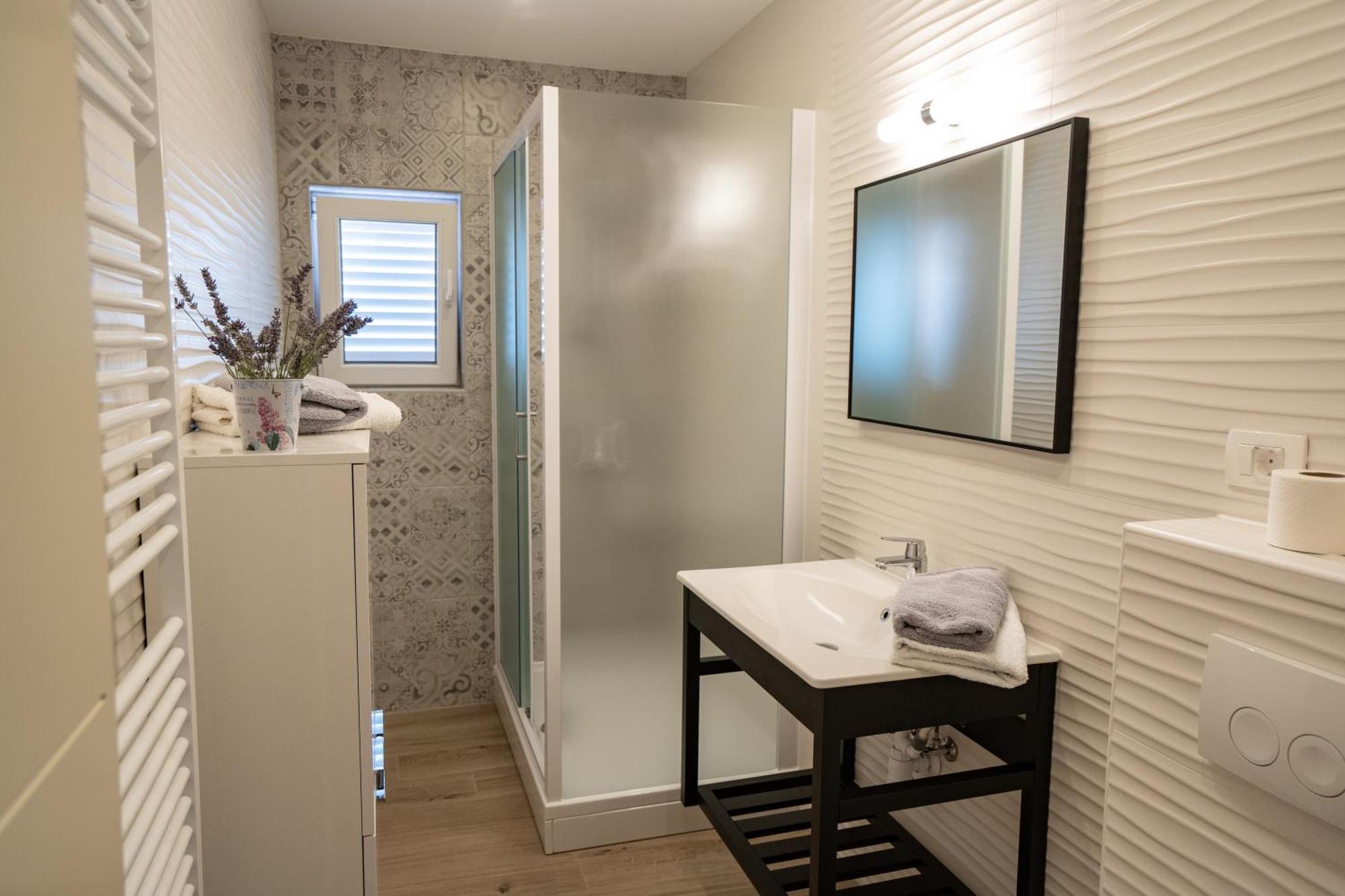 Apartments Tomulic Новаля Екстериор снимка