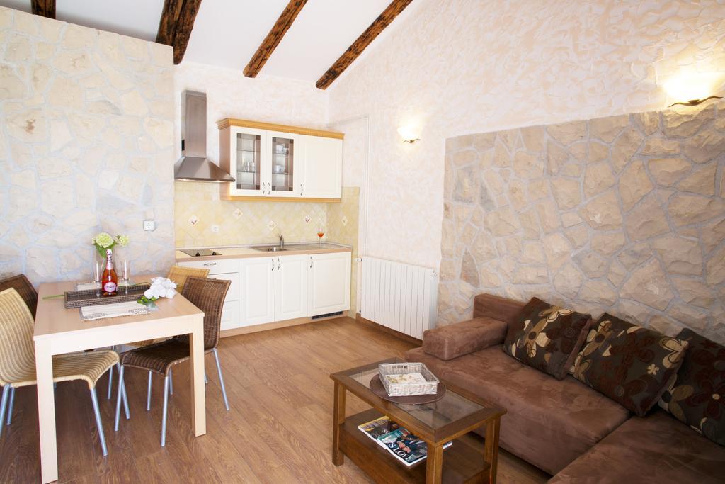 Apartments Tomulic Новаля Екстериор снимка