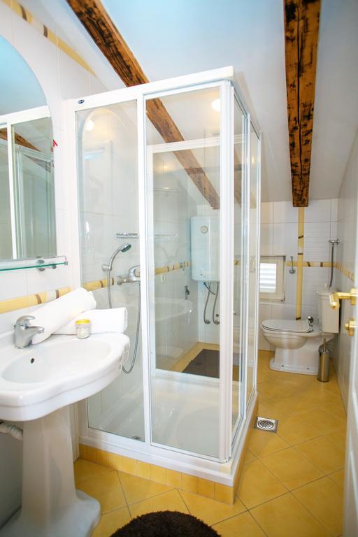 Apartments Tomulic Новаля Екстериор снимка